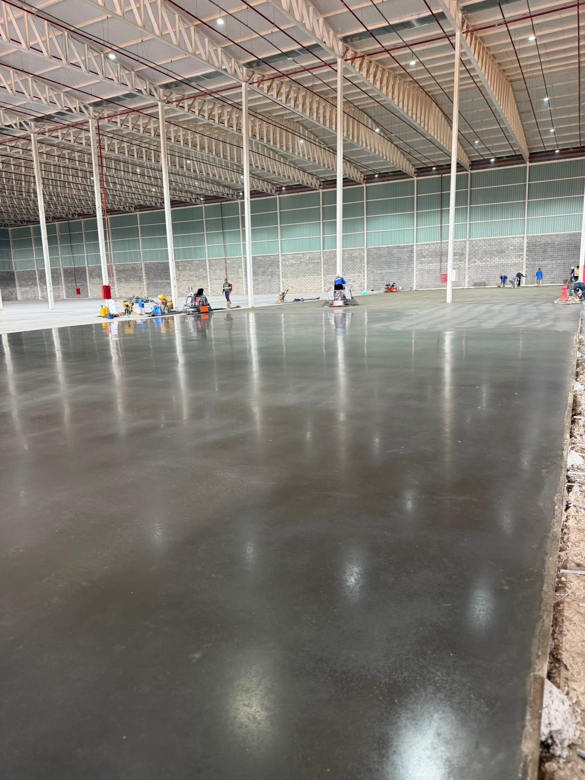 Obra de estacionamento em concreto para supermercado Delta